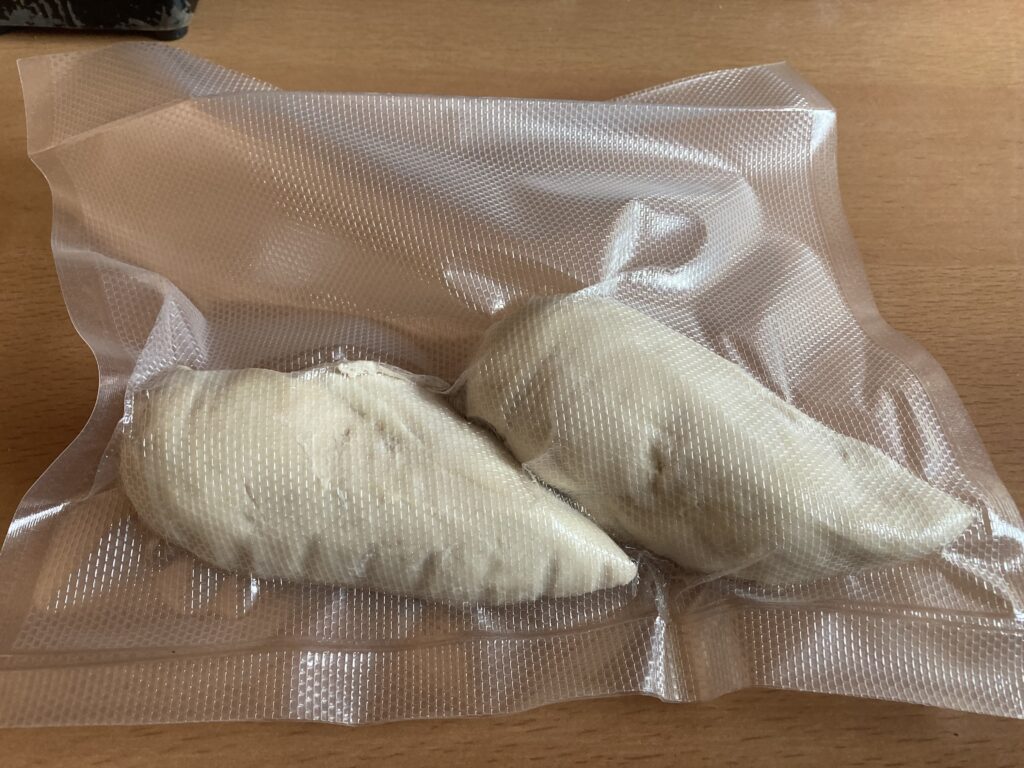 Filet de poulet cuit vapeur et emballé sous vide pour la route