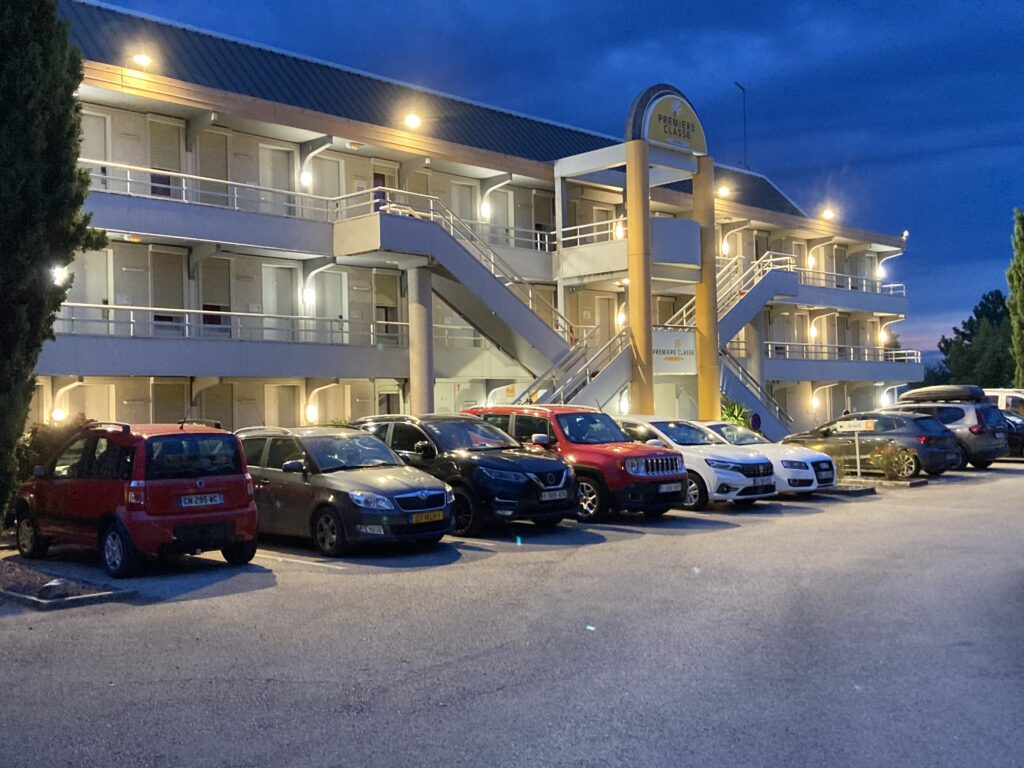 Photo d'un hôtel d'étape et de son parking
